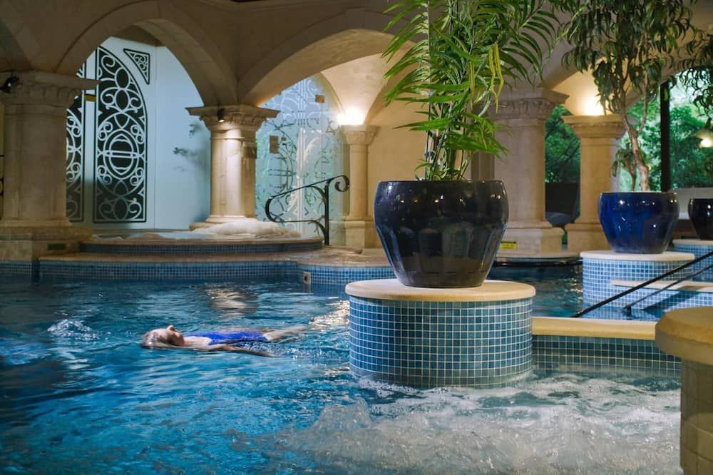 حوض السباحة