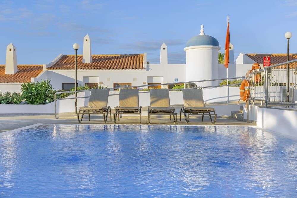 حوض السباحة