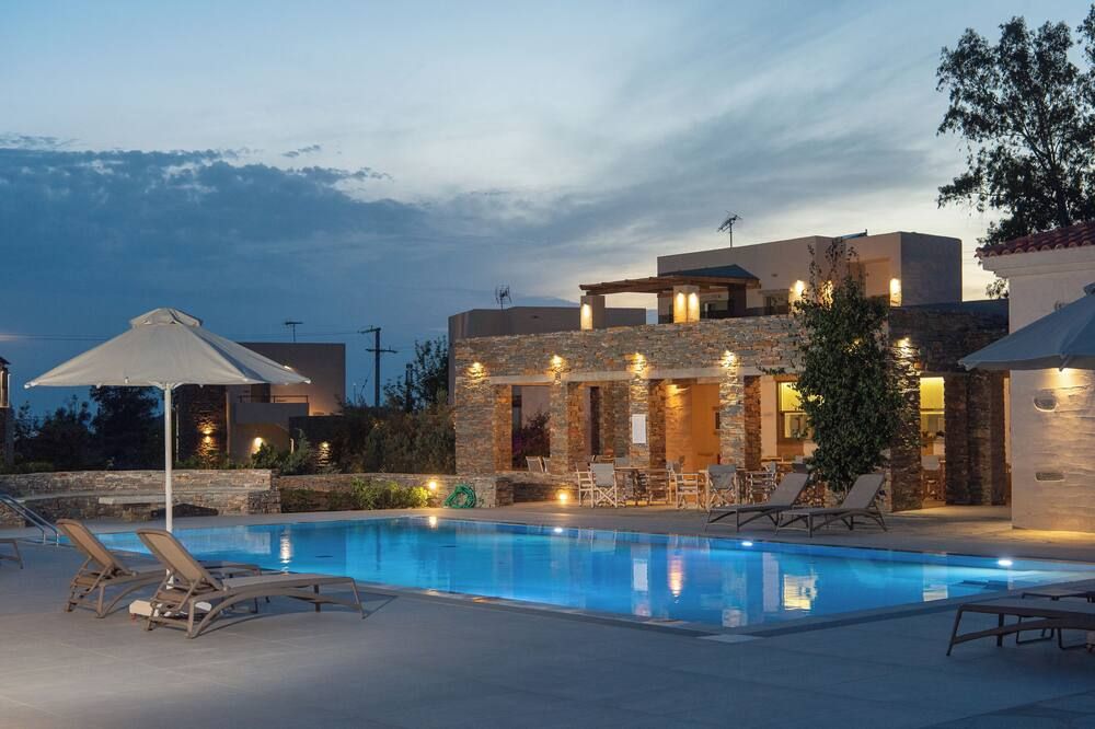 حوض السباحة