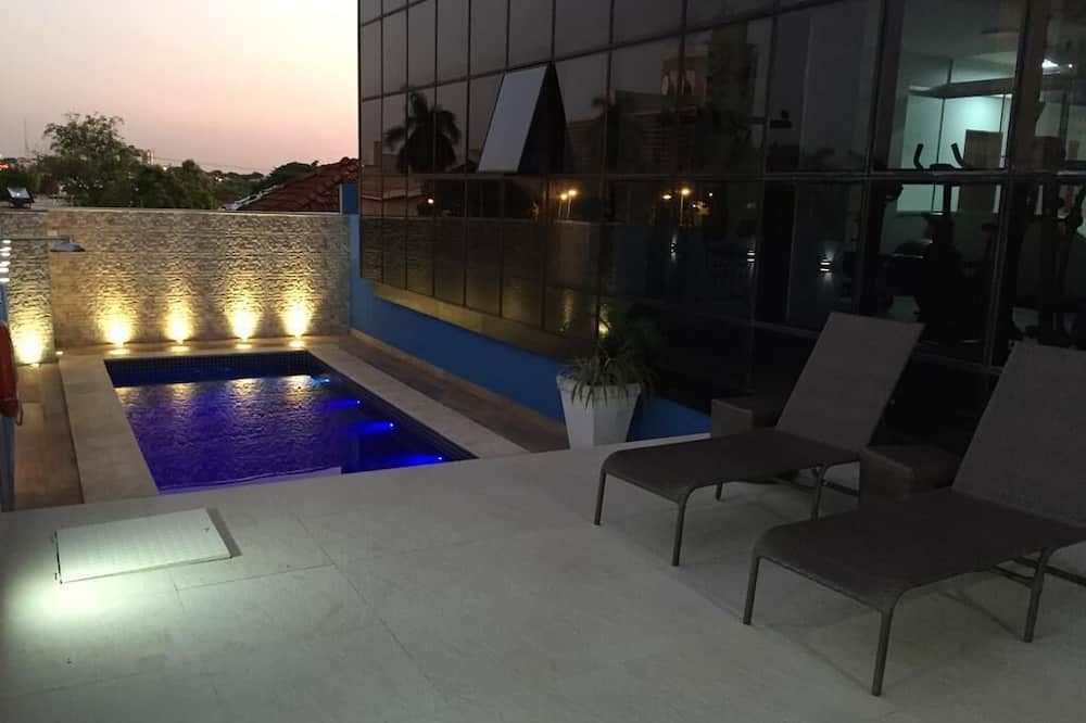 حوض السباحة