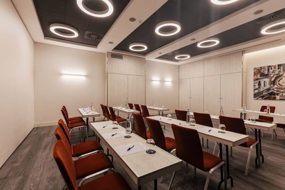 غرفة الاجتماعات