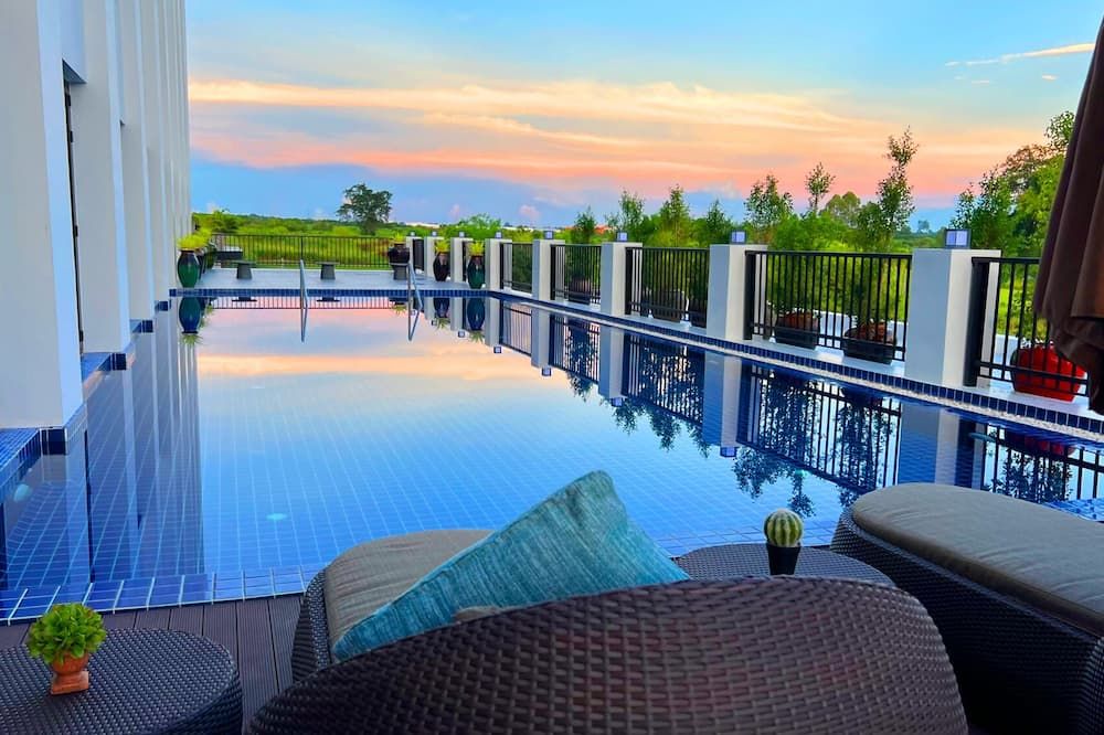 حوض السباحة صورة