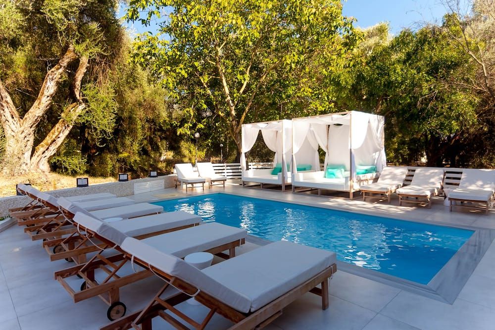 حوض السباحة