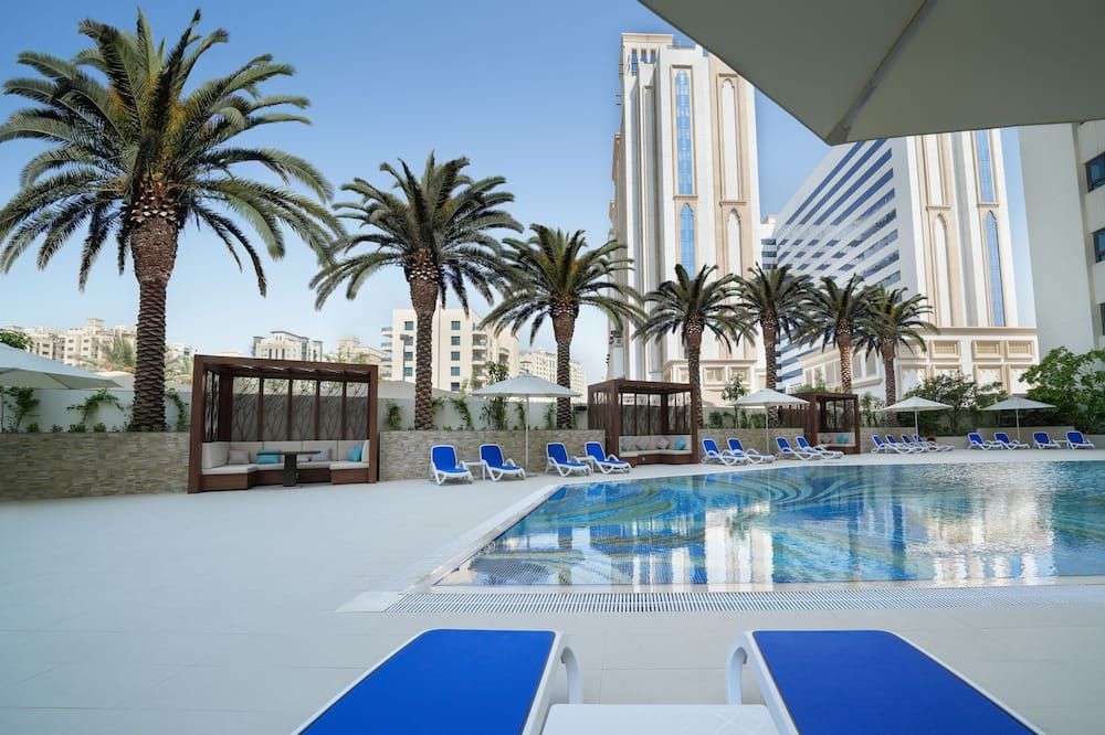 حوض السباحة