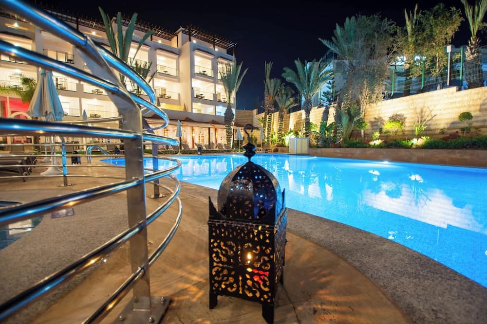 حوض السباحة