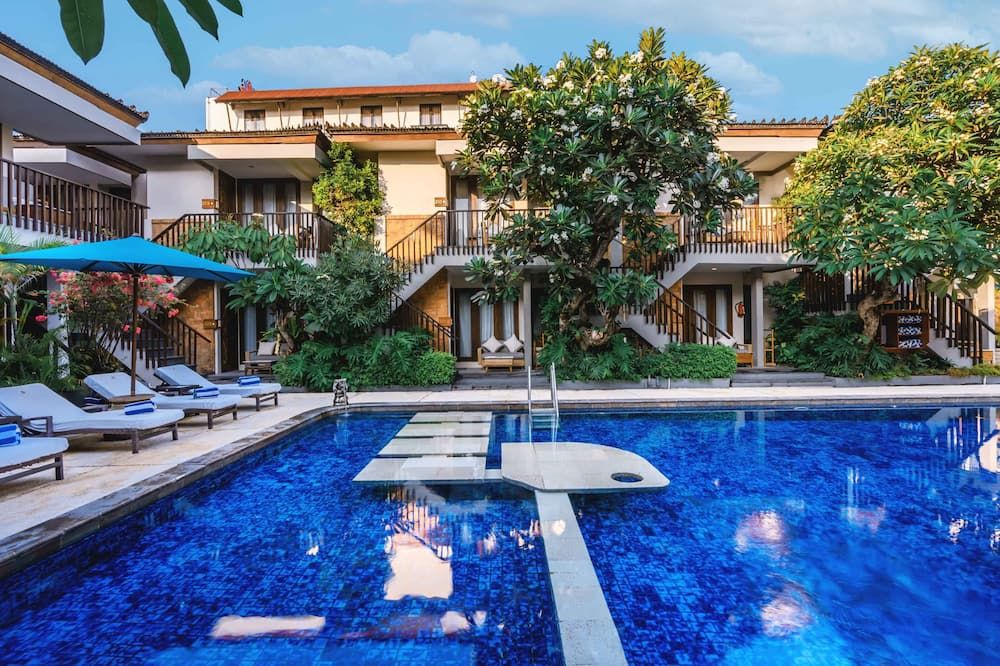 حوض السباحة