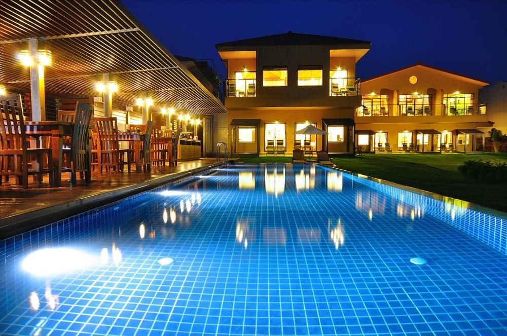 حوض السباحة