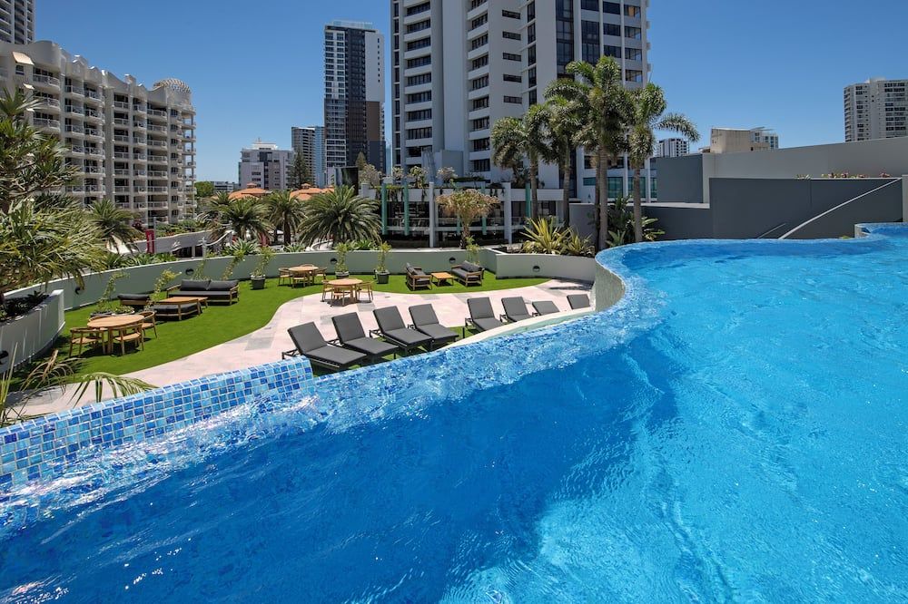 حوض السباحة