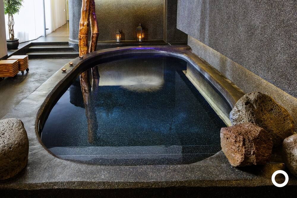 حوض السباحة