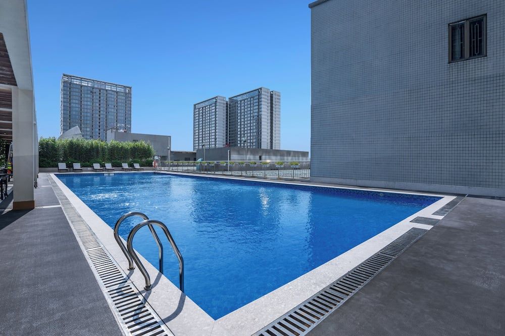 حوض السباحة