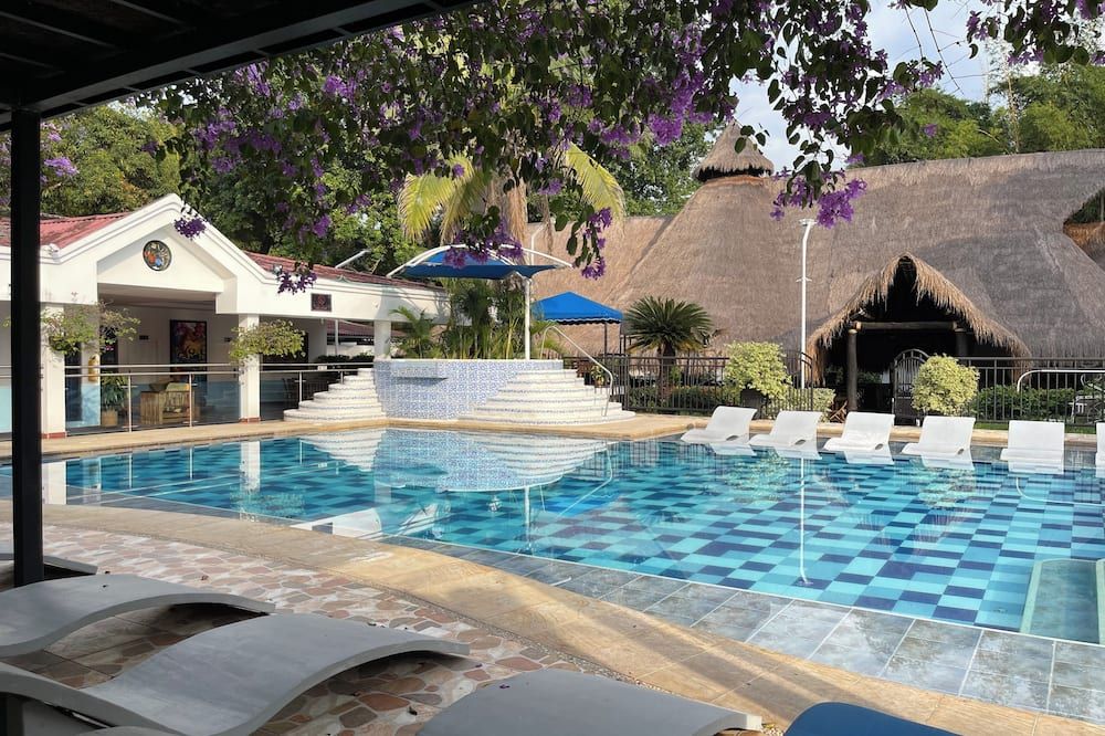 حوض السباحة