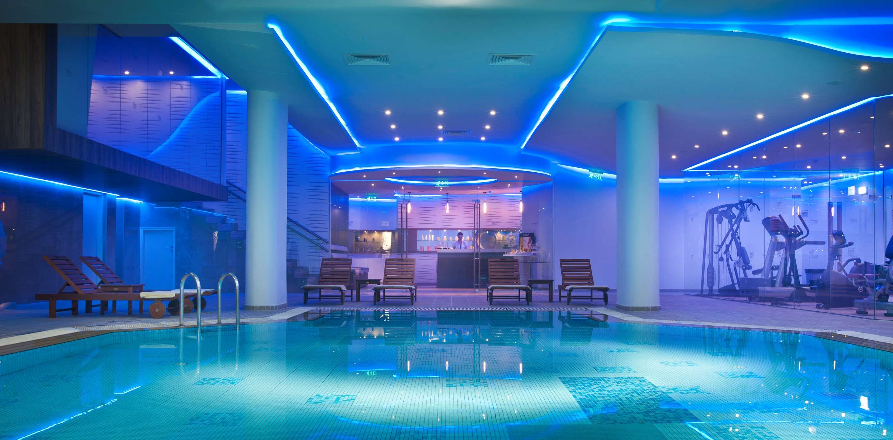 حوض السباحة