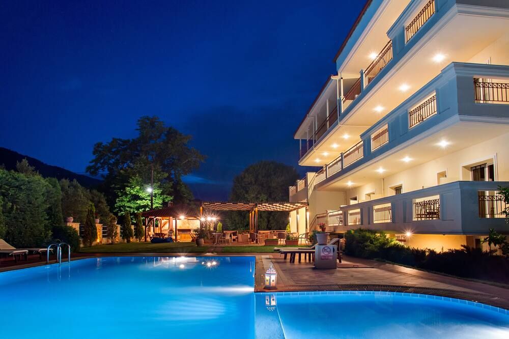 حوض السباحة