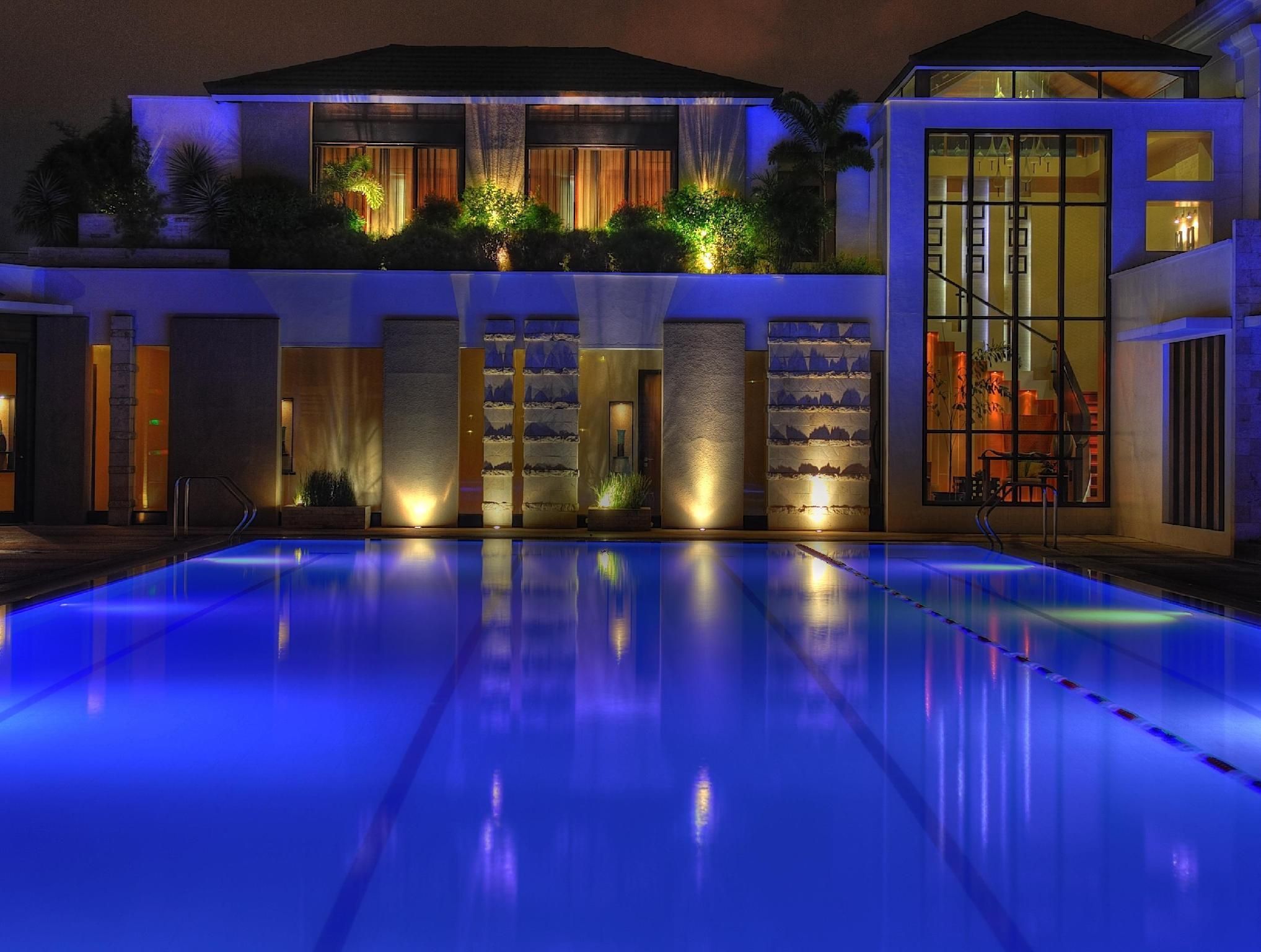 حوض السباحة