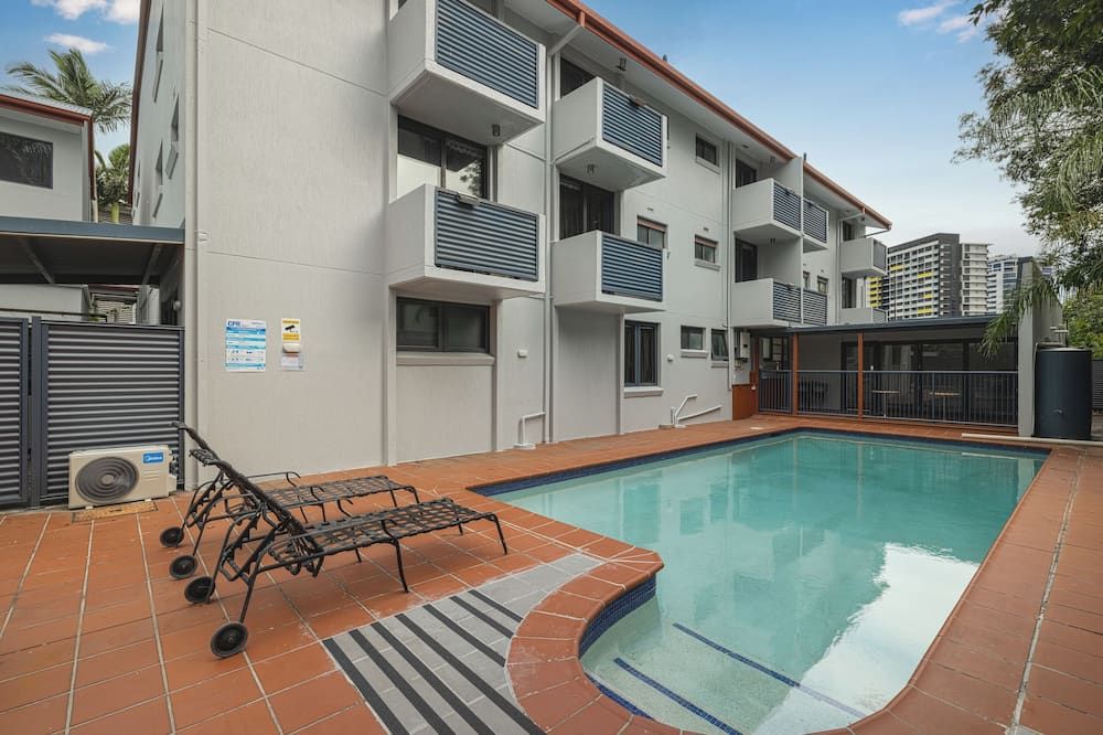 حوض السباحة