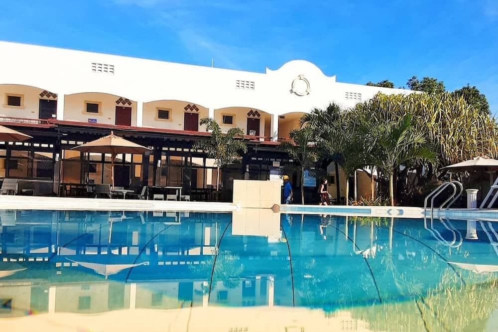 حوض السباحة