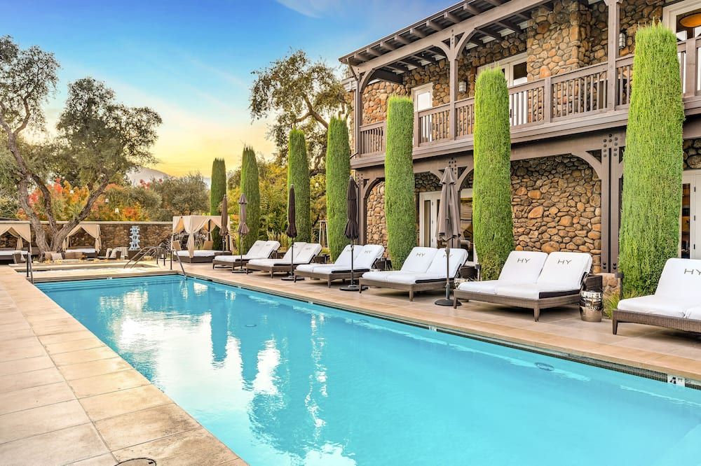 حوض السباحة