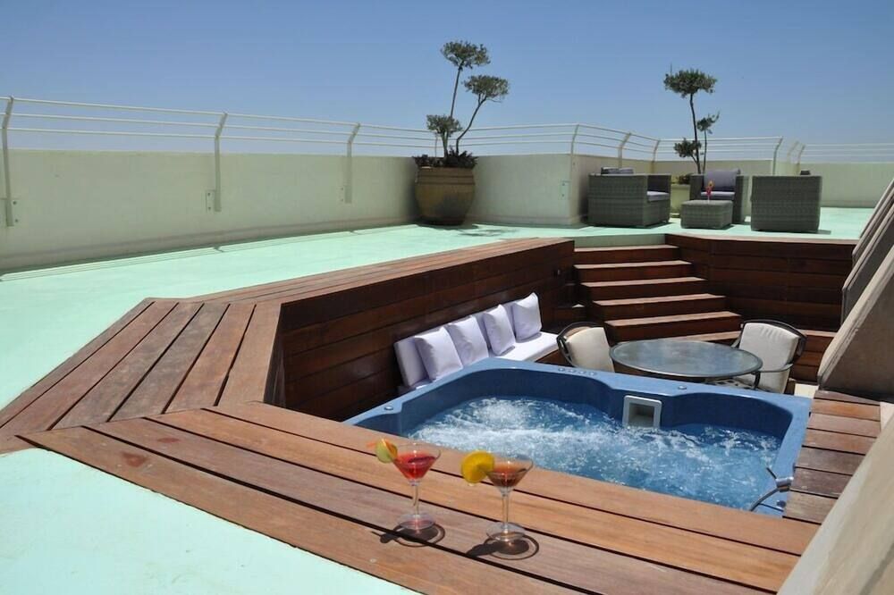 حوض السباحة