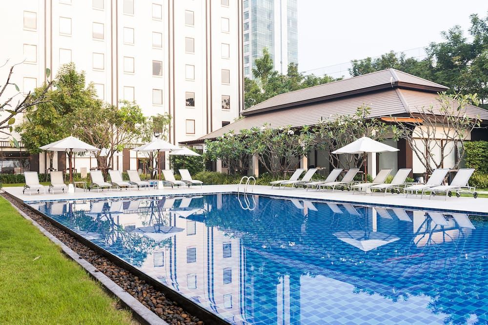 حوض السباحة