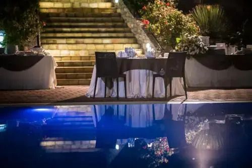 حوض السباحة