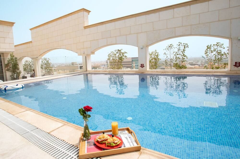 حوض السباحة