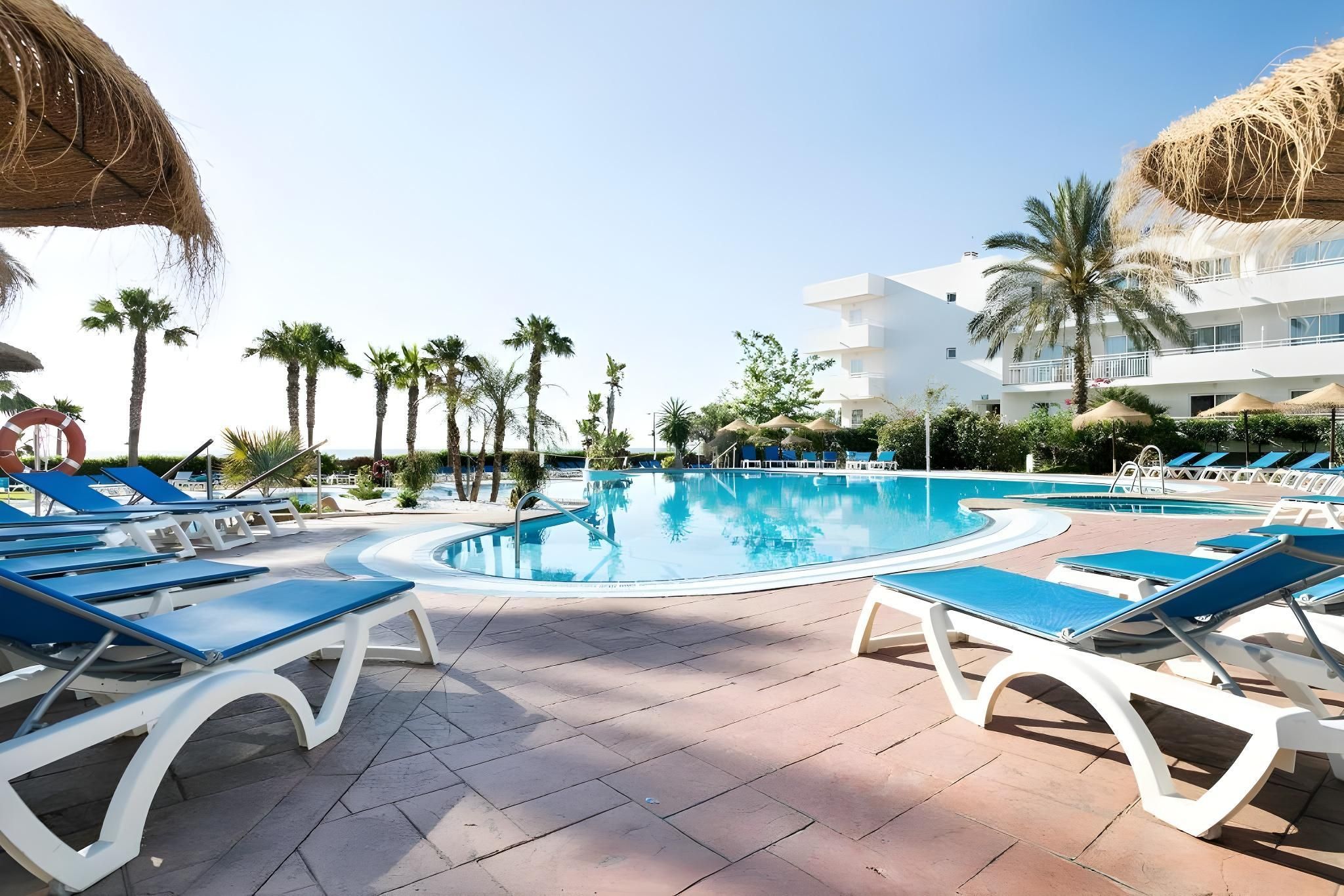 حوض السباحة