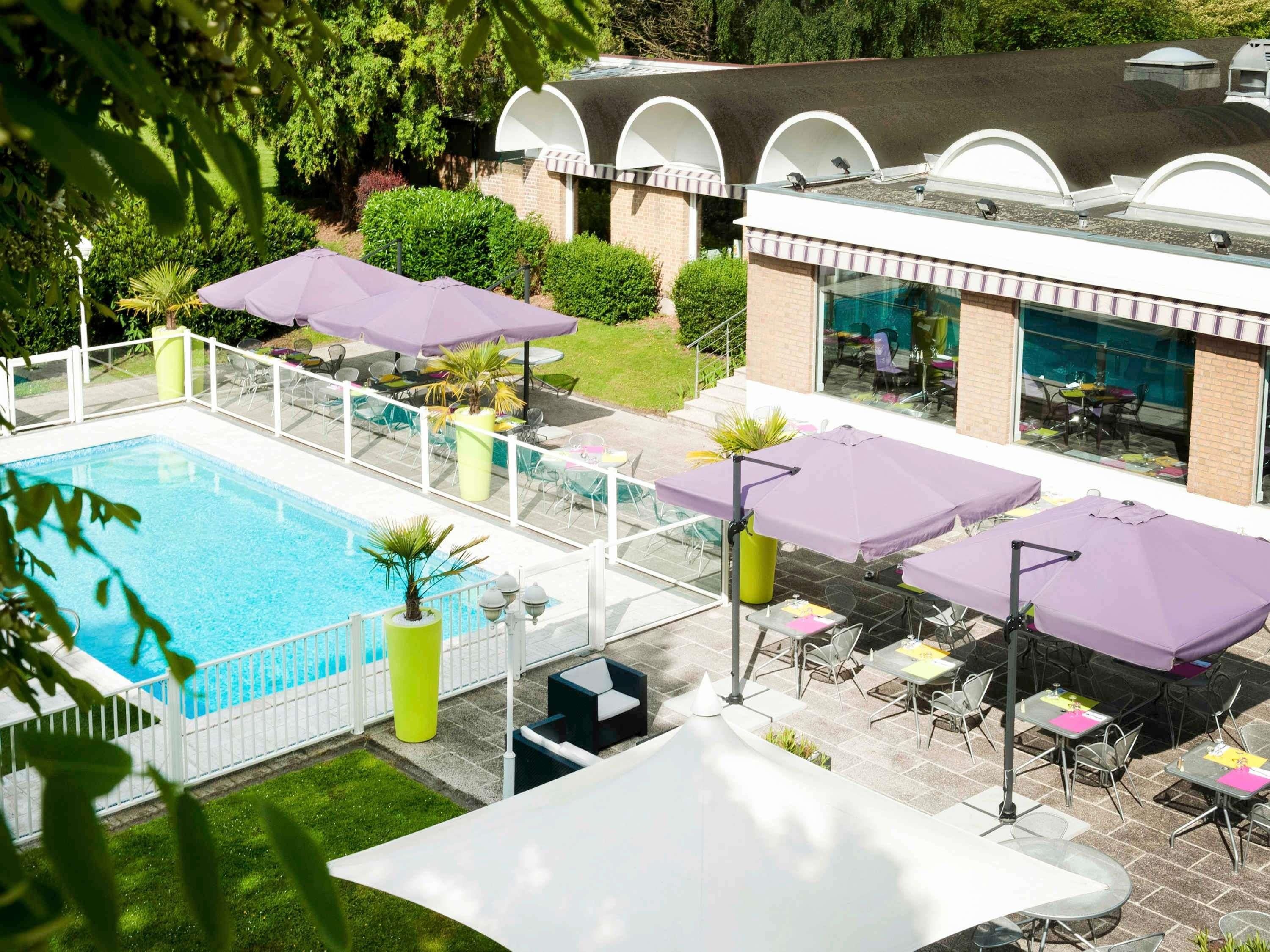 حوض السباحة