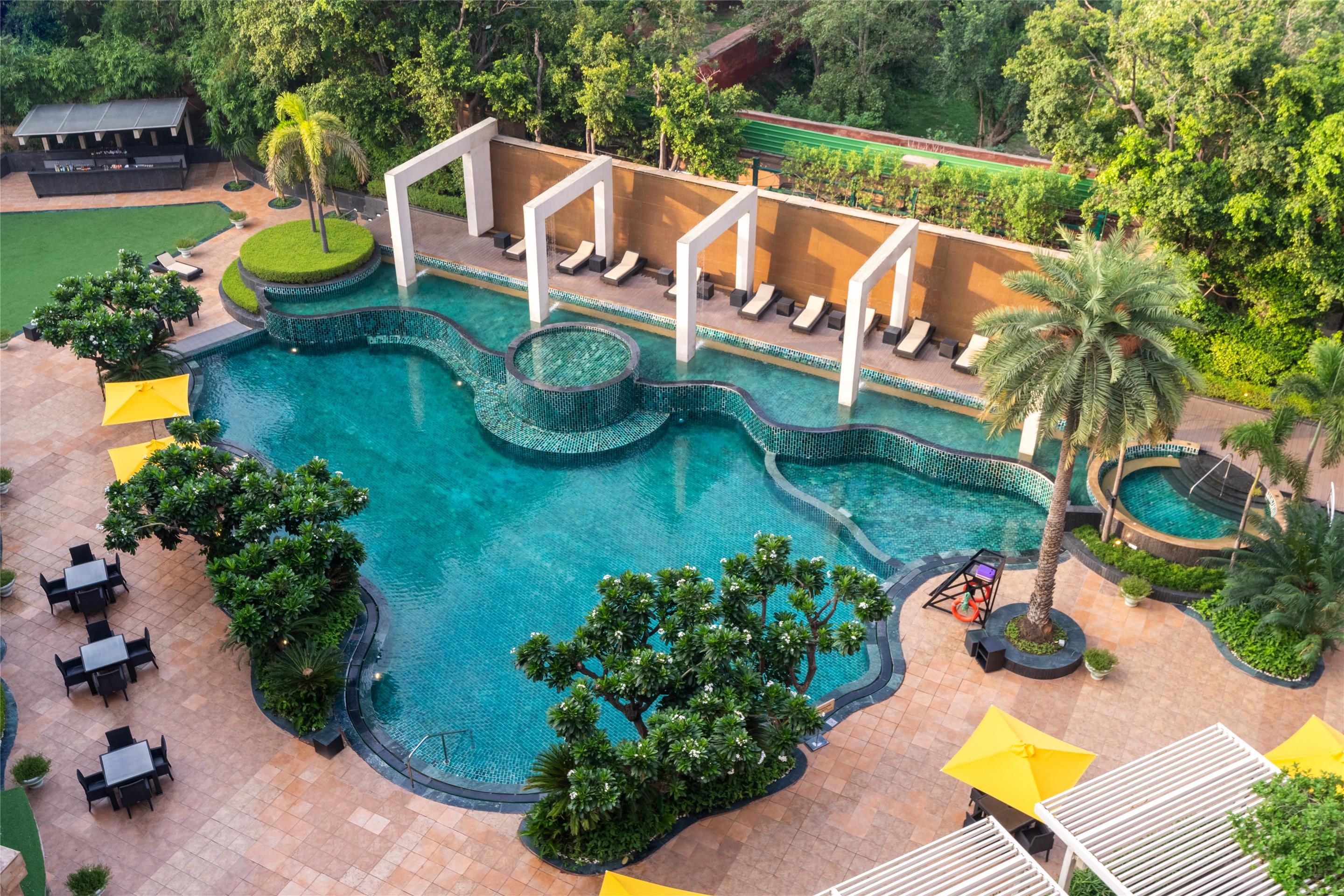 حوض السباحة