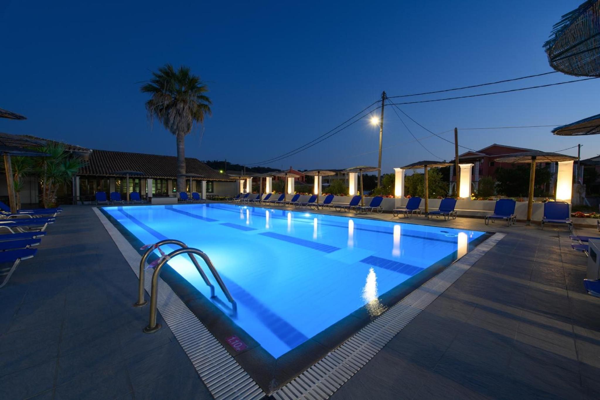 حوض السباحة