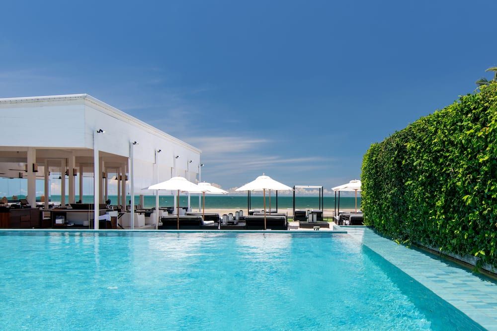 حوض السباحة