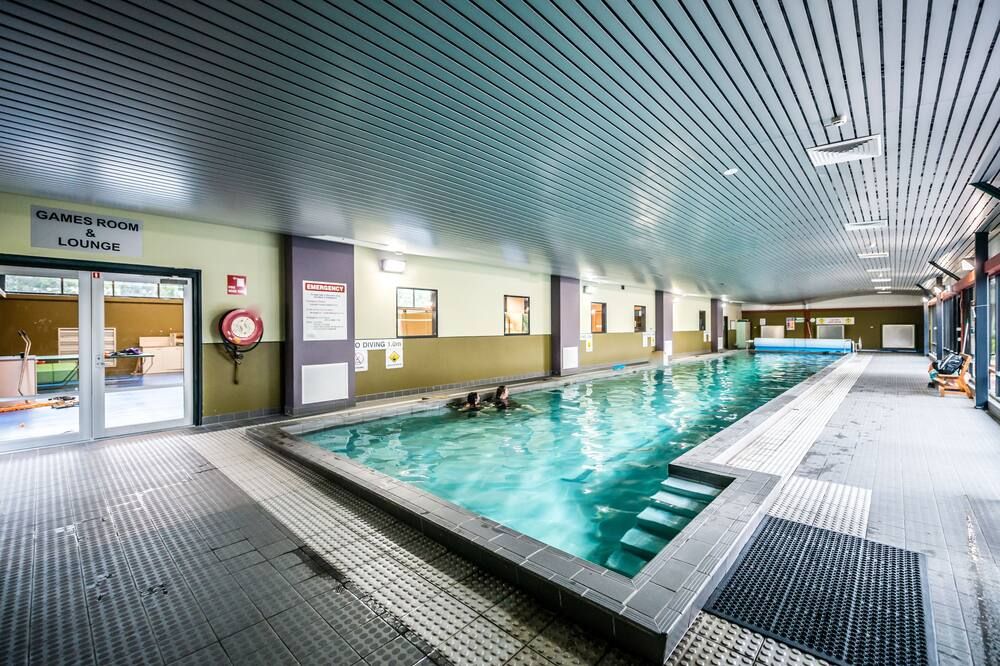 حوض السباحة