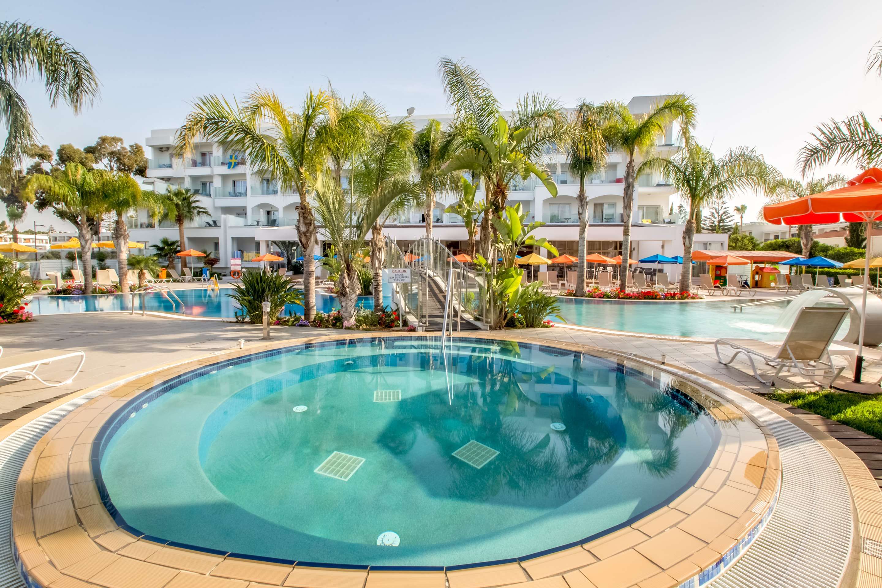 حوض السباحة