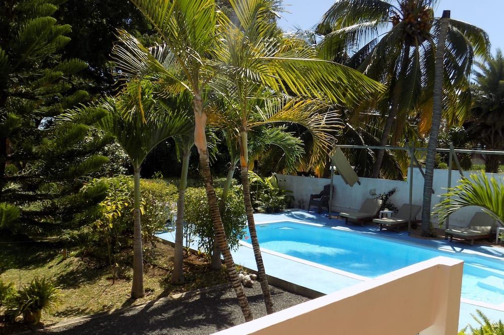 حوض السباحة