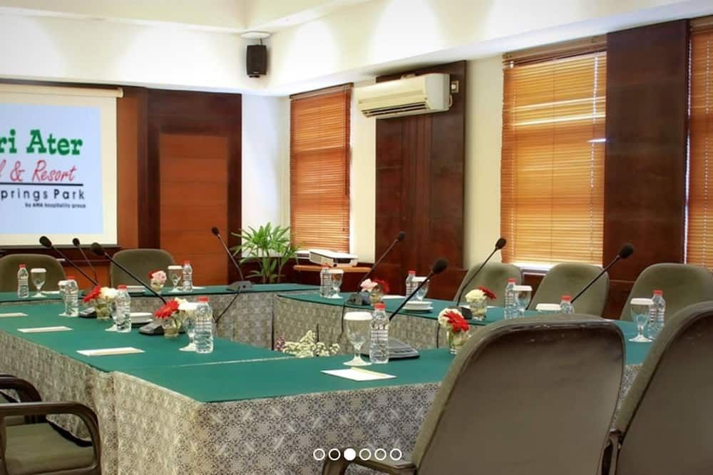 غرفة الاجتماعات