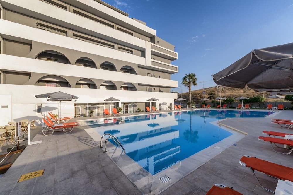 حوض السباحة