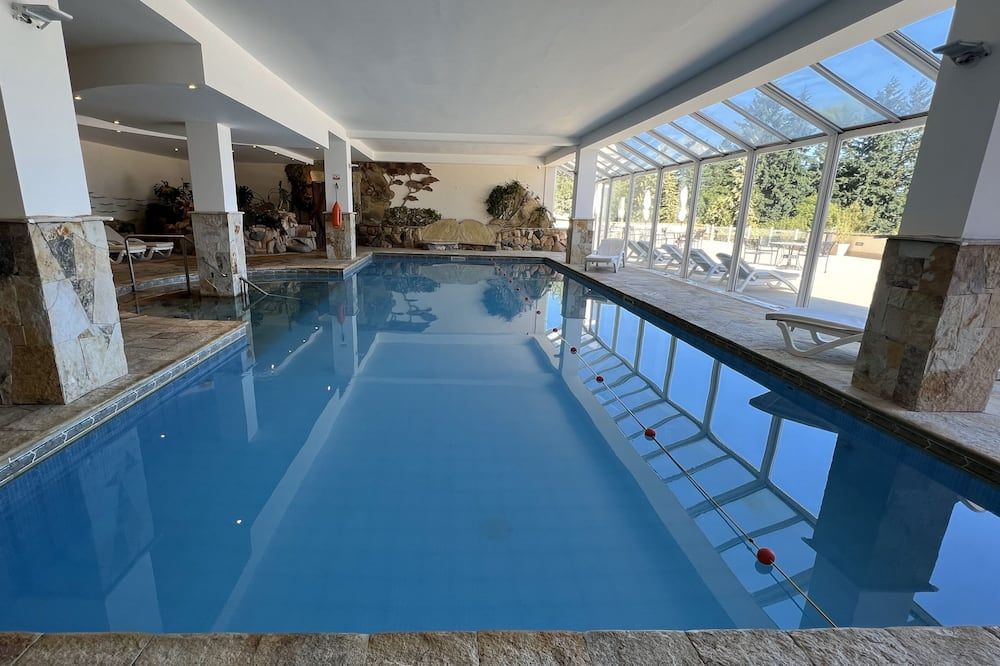 حوض السباحة