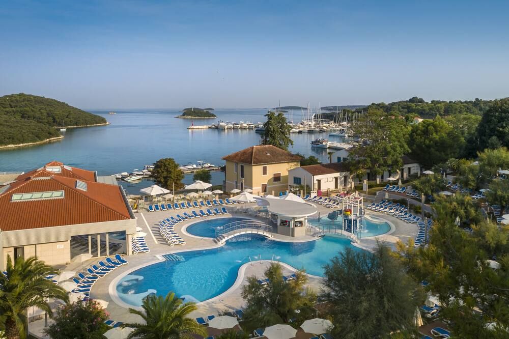 حوض السباحة