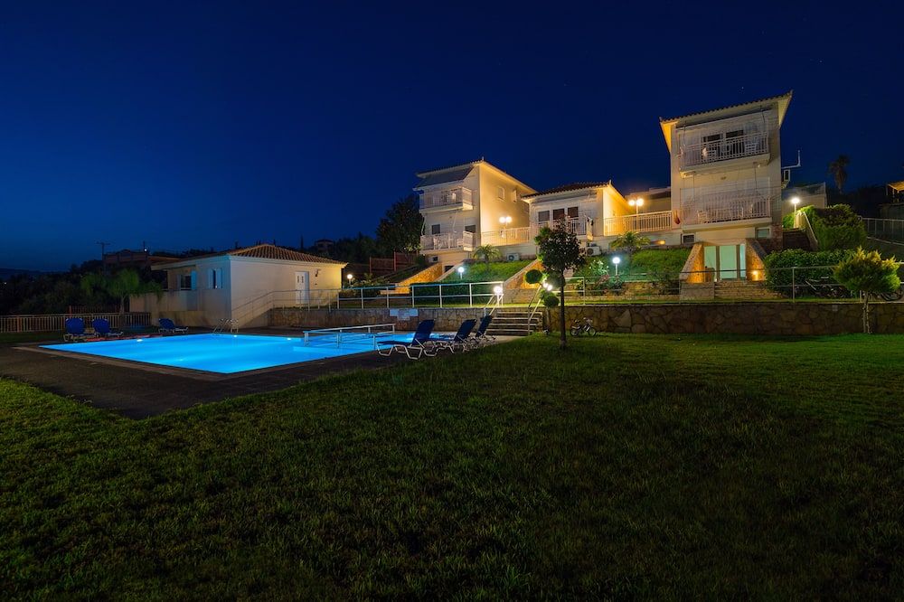 حوض السباحة