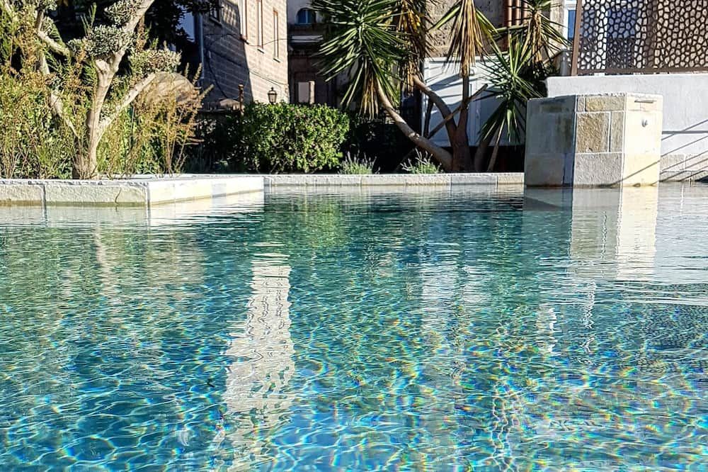 حوض السباحة