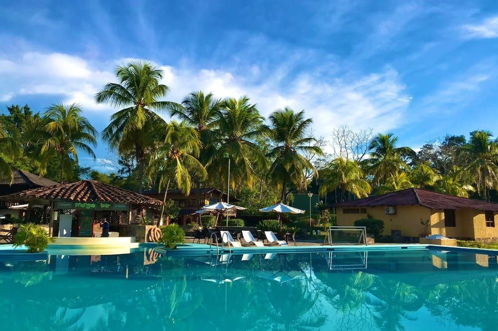 حوض السباحة