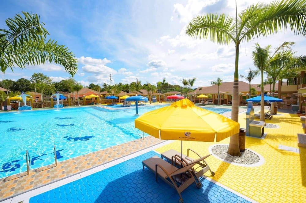 حوض السباحة