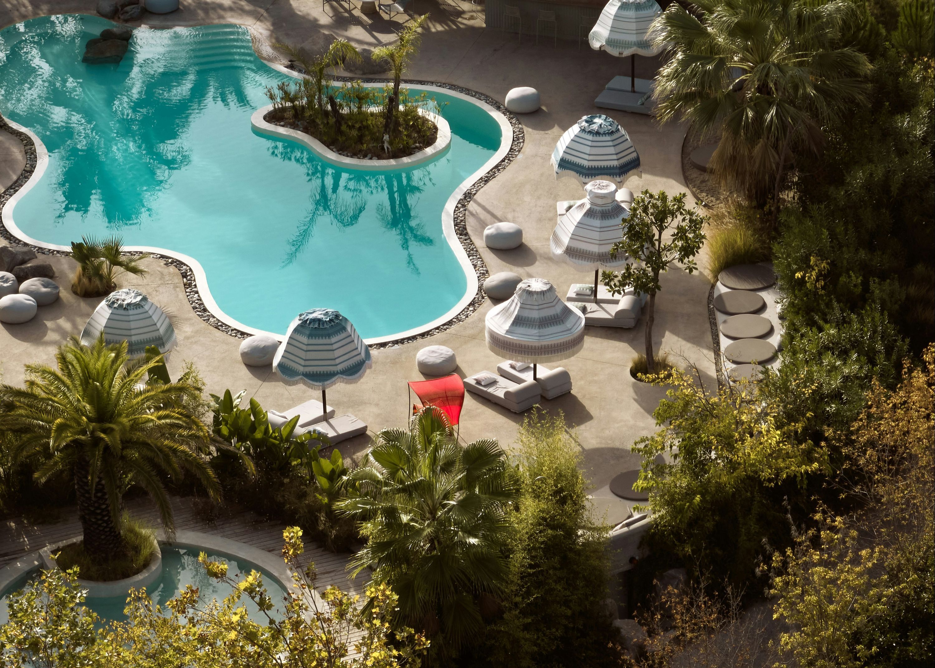 حوض السباحة