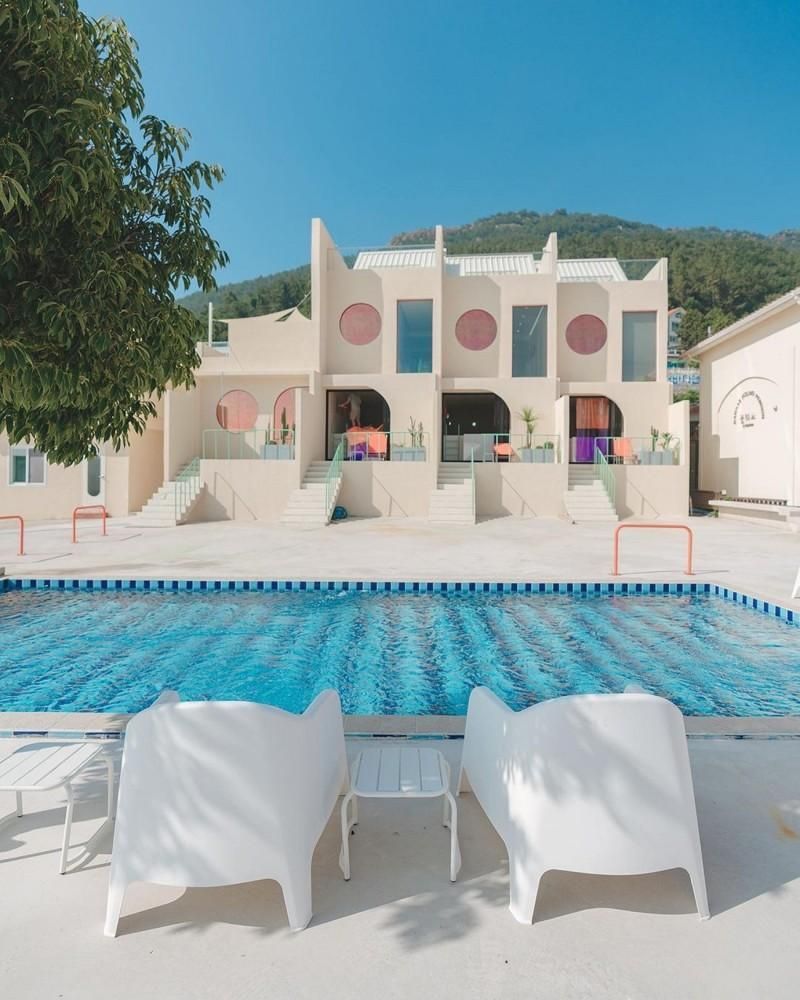 حوض السباحة