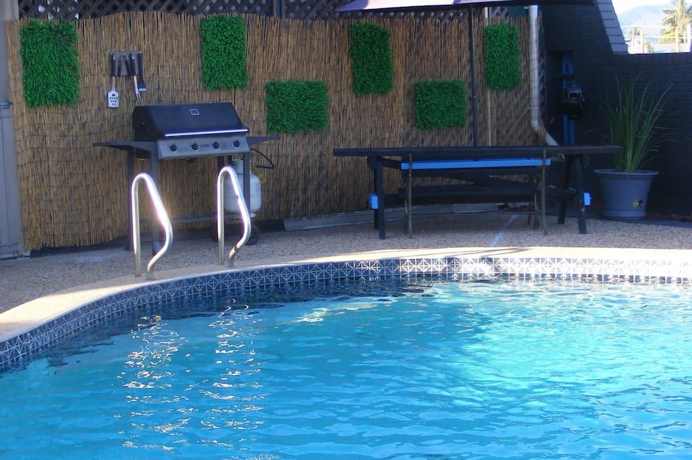 حوض السباحة