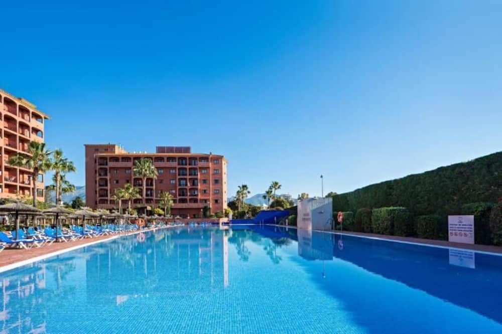 حوض السباحة