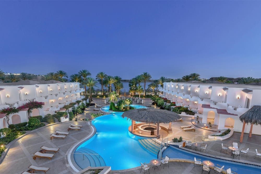 حوض السباحة