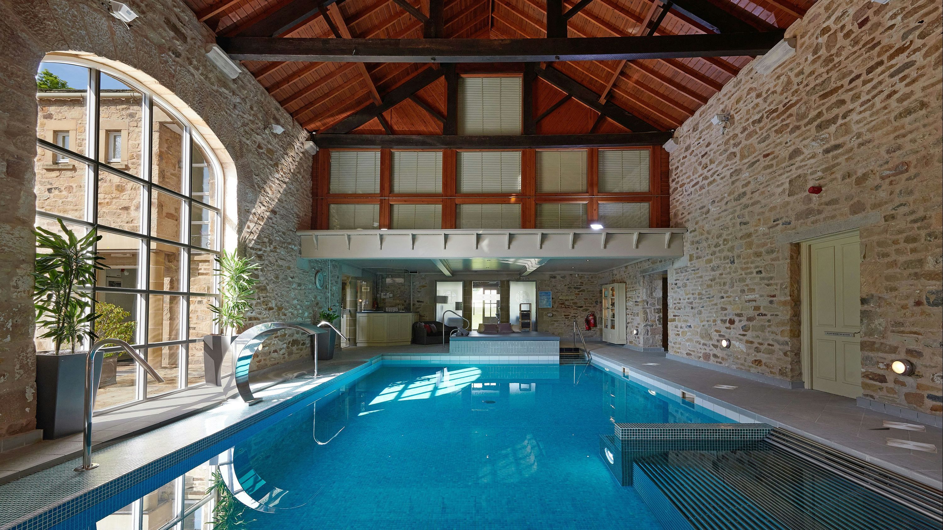 حوض السباحة