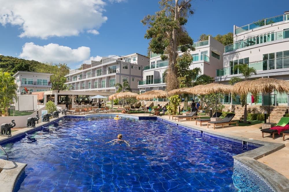 حوض السباحة