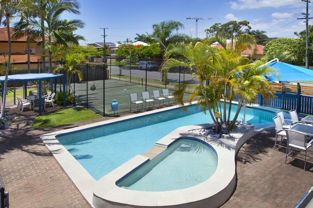 حوض السباحة