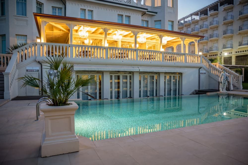 حوض السباحة